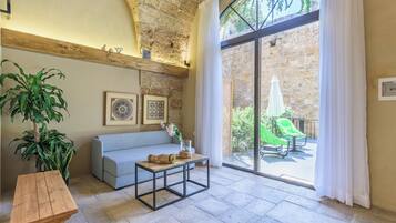 Loft, 1 slaapkamer, uitzicht op tuin, aan tuin | Woonruimte | Een 42-inch smart-tv met digitale zenders en streamingdiensten