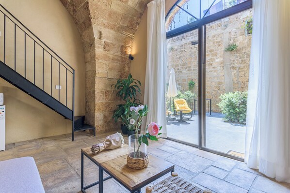 Loftsrom, 1 soverom, hageutsikt, hageområde | Oppholdsområde | En 42-tommers smart-TV med digitale kanaler samt strømmetjenester