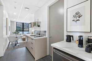 Réfrigérateur, micro-ondes, plaque de cuisson, lave-vaisselle