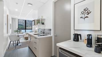 Fridge, microwave, stovetop, dishwasher