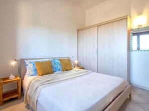 2 bedrooms, iron/ironing board, travel cot, free WiFi - Cosy apartment for 6 guests with A/C, WIFI, TV, patio and pets allowed (Budoni)