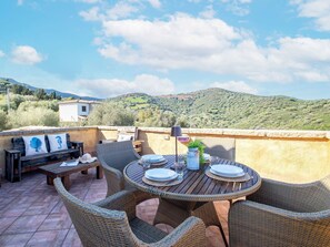 Outdoor dining - Cosy apartment for 6 guests with A/C, WIFI, TV, patio and pets allowed (Budoni)