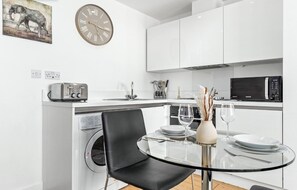 Mikrobølgeovn, ovn, kokeplater og oppvaskmaskin