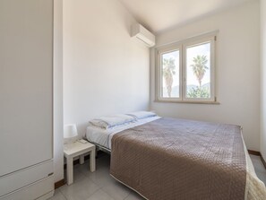 2 Schlafzimmer, Reisekinderbett