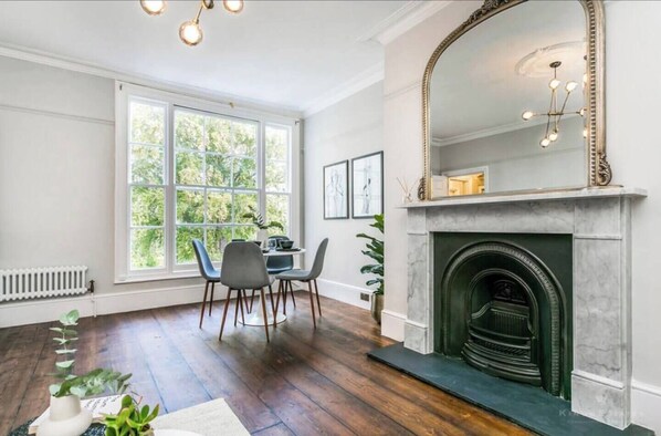 Dining - Stunning 1-bed flat in heart of Tunbridge Wells (Royal Tunbridge Wells)