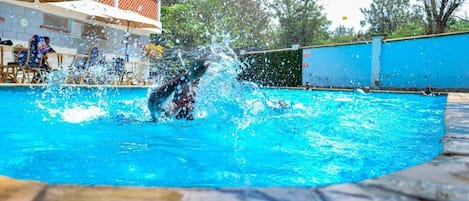 Hồ bơi ngoài trời
