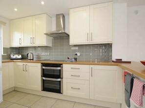 Cottage | Private kitchen | Fridge, dishwasher, cookware/dishes/utensils
