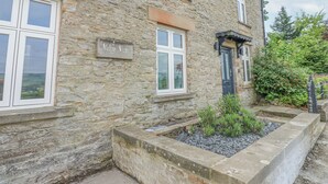 A stone building with a sign reading "Valley View." - Valley View (Leyburn)