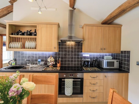 Cottage | Private kitchen | Fridge, cookware/dishes/utensils