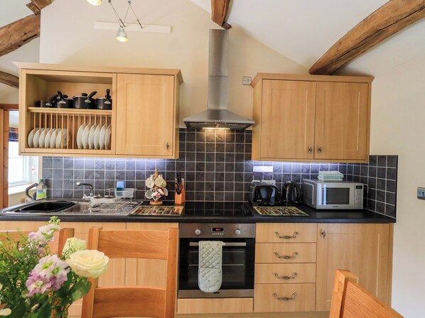 Cottage | Private kitchen | Fridge, cookware/dishes/utensils