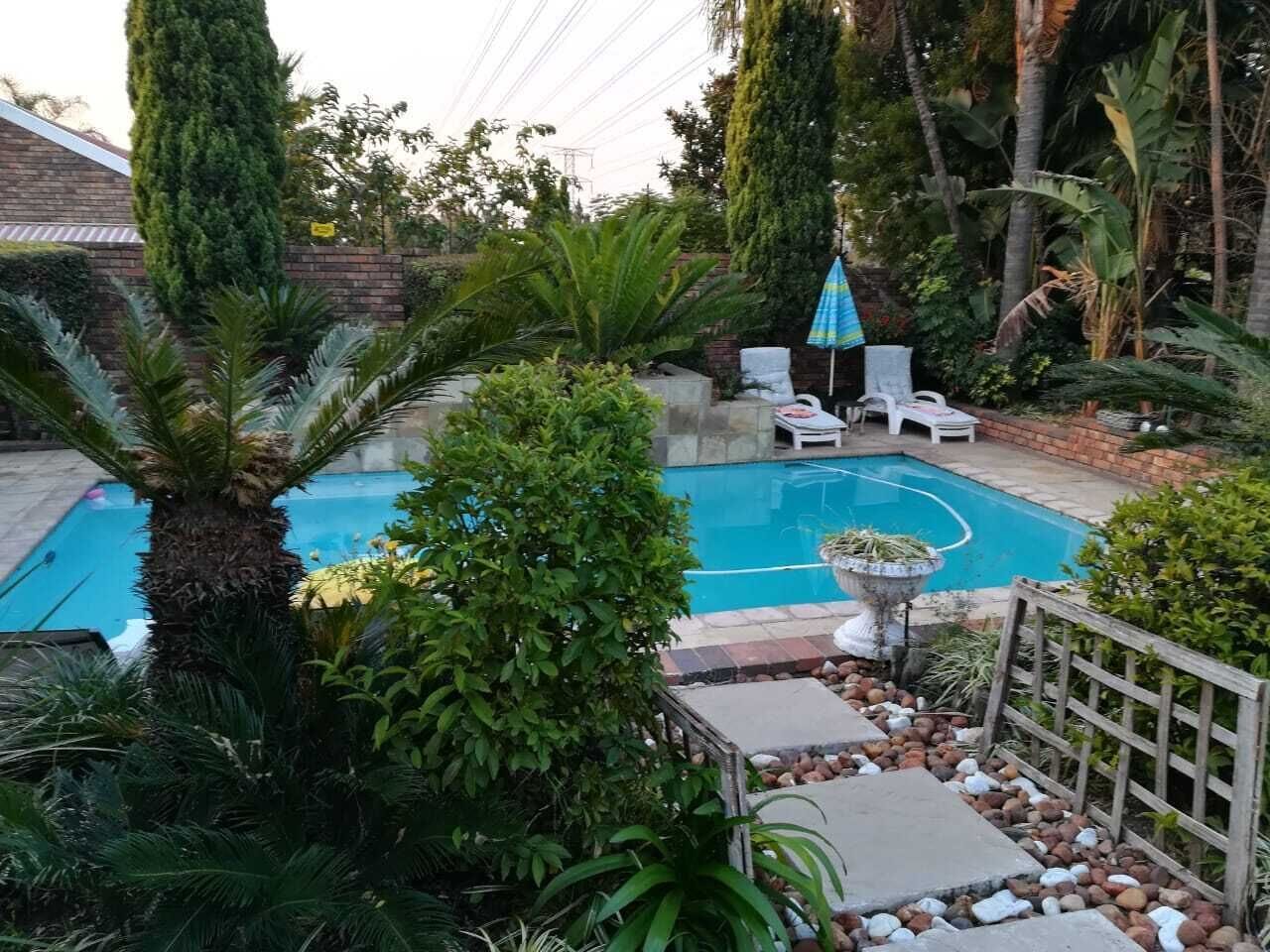 Cottage, Pool View | Minibar, individually decorated, individually furnished, desk