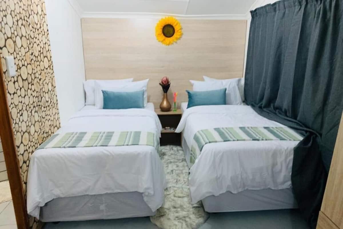 Triple Room, Garden View | Minibar, individually decorated, individually furnished, desk