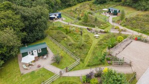 Ein kleines, mit einem Gründach versehenes Häuschen mit Terrasse und Garten.