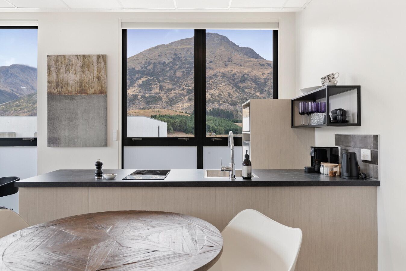 Réfrigérateur, micro-ondes, plaque de cuisson, lave-vaisselle