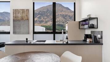 Réfrigérateur, micro-ondes, plaque de cuisson, lave-vaisselle