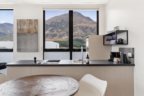 Jääkaappi, mikroaaltouuni, liesi, astianpesukone