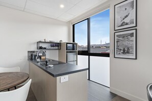 Fridge, microwave, stovetop, dishwasher - 12th Ave Queenstown Suite 12 (Queenstown)