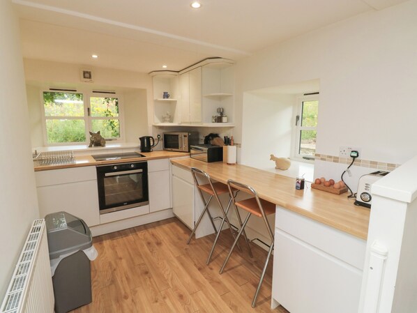 Een koelkast, een vaatwasser, een waterkoker, een broodrooster