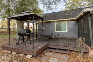 Outdoor dining - AtHome+1 Stay I Woodsy 3BR I Monthly Discounts (Warner Robins)