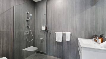 Een haardroger, handdoeken