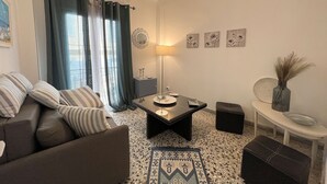 A living room with a sofa, a coffee table, a lamp, and a decorative vase. - Casa Di Porto (Kerkira)
