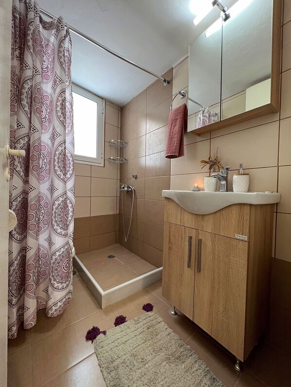 風筒、提供毛巾、廁紙