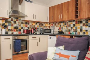 Dishwasher, cookware/dishes/utensils - The Barn (Lifton)