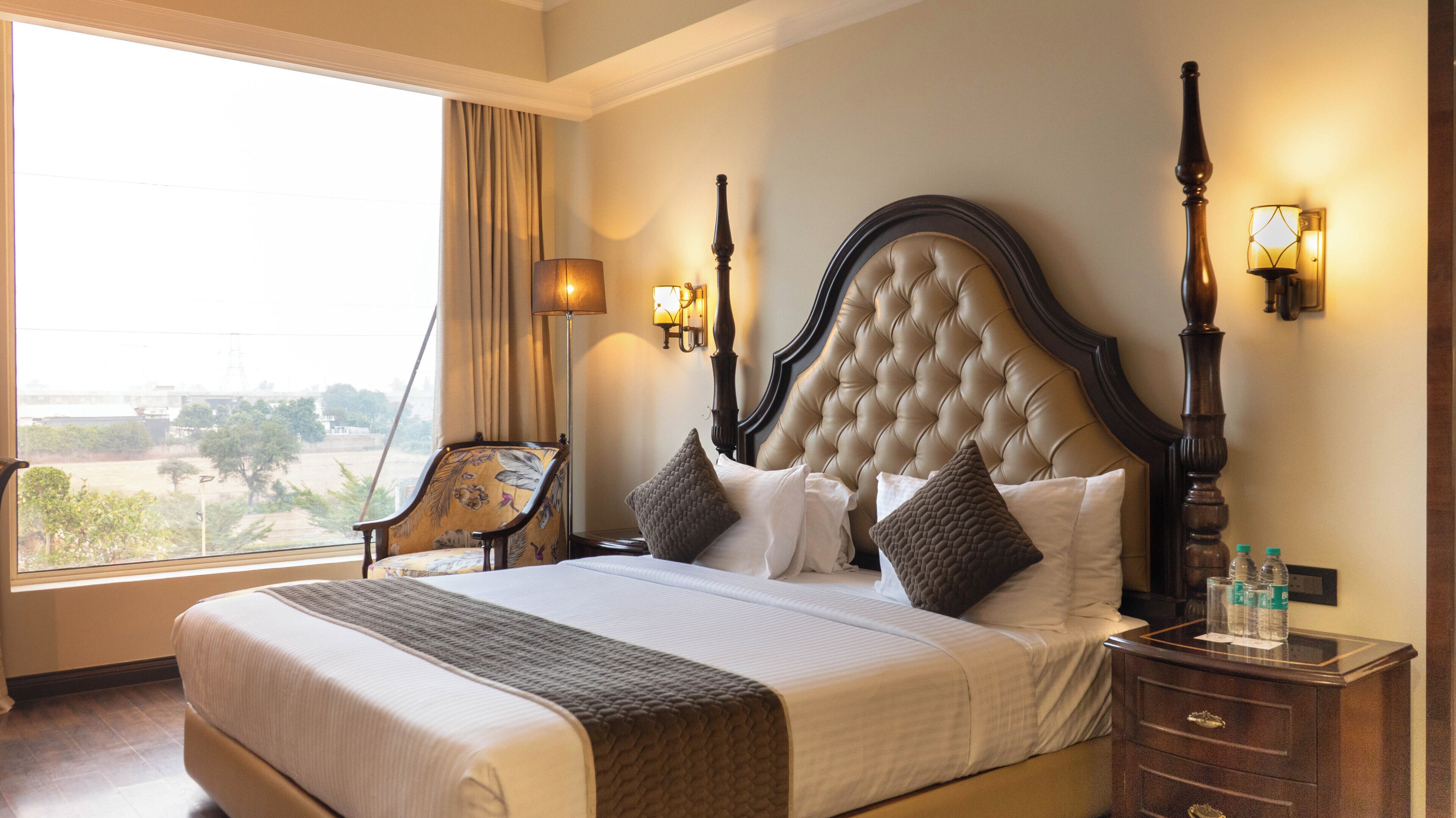 Superior dubbelrum eller tvåbäddsrum - icke-rökare - privat badrum | Minibar, skrivbord, arbetsyta för laptop och mörkläggningsgardiner