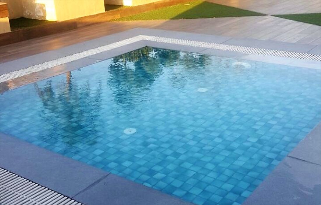 2 outdoor pools, open 9:00 AM to 6:00 PM, pool loungers