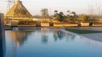 2 piscine all'aperto, con ingresso dalle 09:00 alle 18:00, lettini