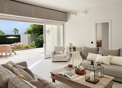 Villa with swimming pool in front of the sea