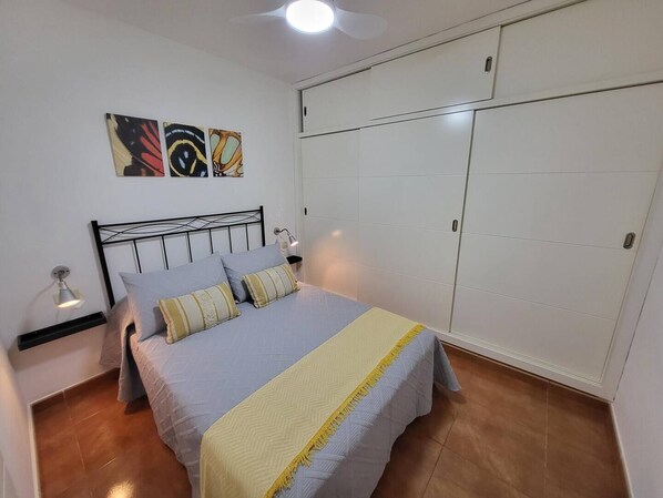 2 habitaciones, tabla de planchar con plancha, wifi y ropa de cama 