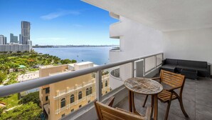 Un balcón con vistas a un paisaje urbano y al agua.