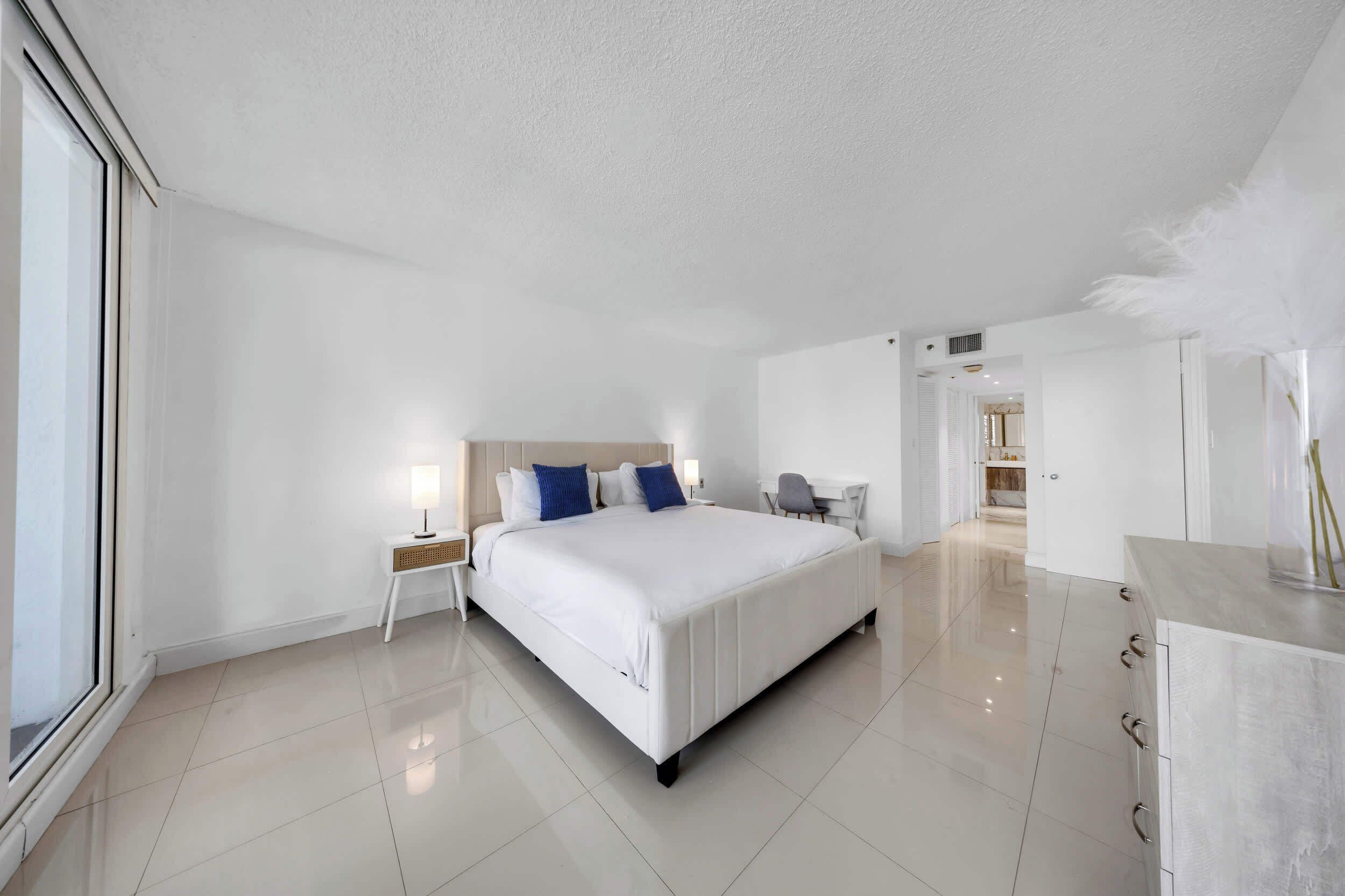 1 habitación, escritorio, tabla de planchar con plancha y cuna de viaje 