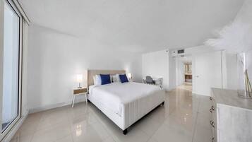 1 habitación, escritorio, tabla de planchar con plancha y cuna de viaje