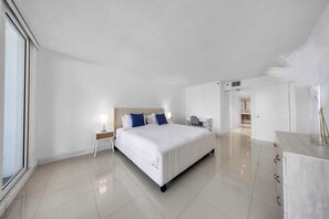 1 Schlafzimmer, Schreibtisch, Bügeleisen/Bügelbrett, Reisekinderbett
