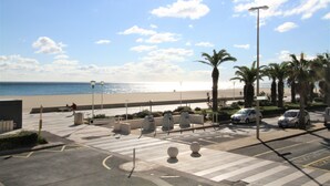 Un espace de stationnement avec vue sur la plage et l’océan.