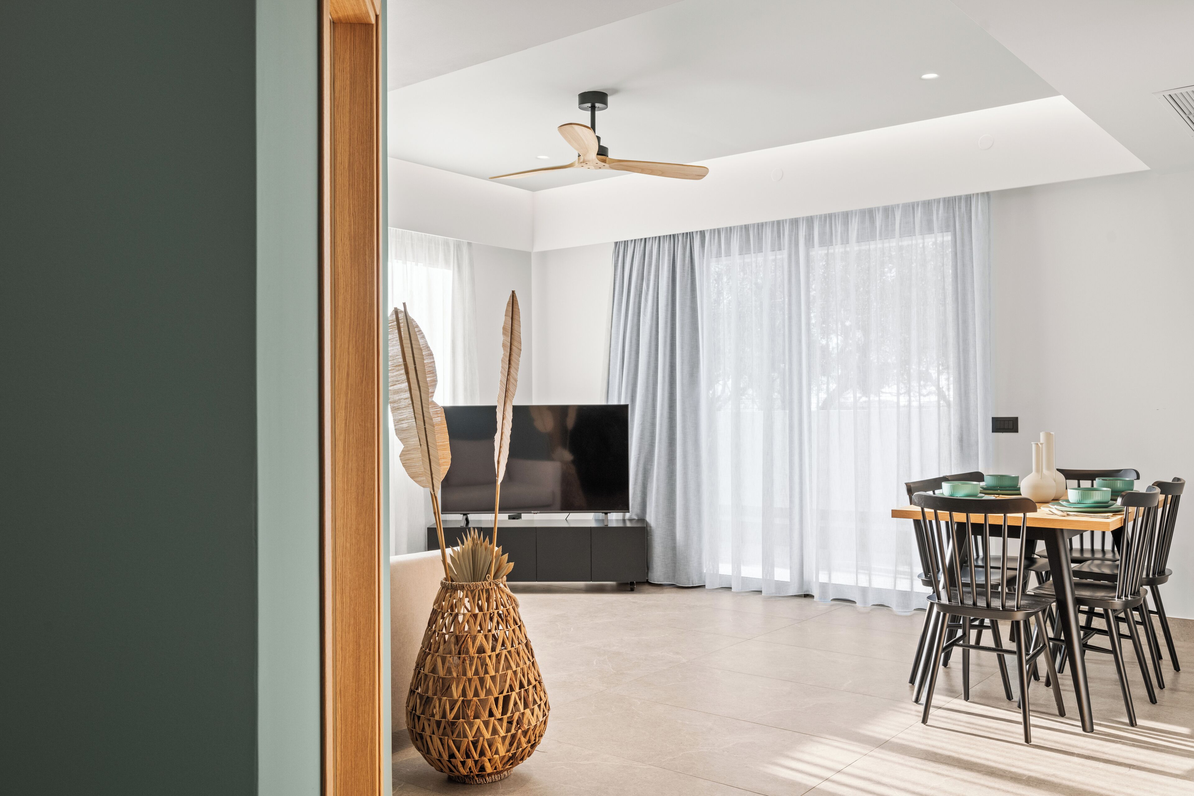 Suite de lujo, 3 habitaciones, alberca privada | Área de sala de estar | Smart TV de 55 pulgadas con canales vía satélite 