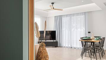 Suite de lujo, 3 habitaciones, alberca privada | Área de sala de estar | Smart TV de 55 pulgadas con canales vía satélite