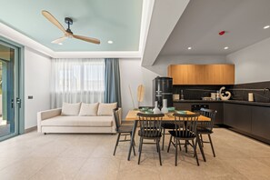 Suite Luxe, 3 chambres, piscine privée | Coin séjour