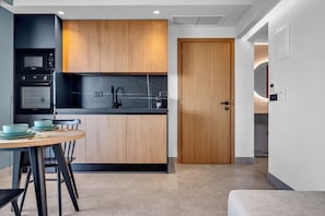 Suite Luxe, vue mer | Cuisine privée | Micro-ondes, four, plaque de cuisson, machine à expresso