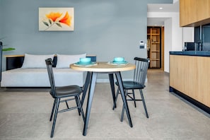 Suite Luxe, vue piscine | Coin séjour | TV connectée de 55 pouces avec chaînes par satellite