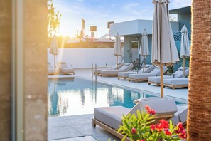 Seasonal outdoor pool, pool umbrellas, sun loungers - Nerium Luxury Suites (Kato Gouves)