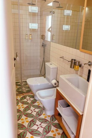 Sèche-cheveux, serviettes fournies, savon, papier toilette