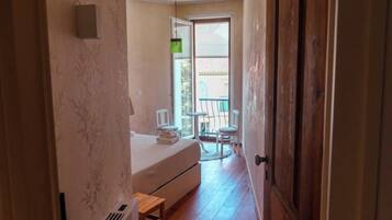 2 bedrooms, iron/ironing board, travel cot, WiFi