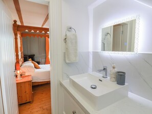 Shower - Bobbies' Retreat, 20 High Street (Bridlington)