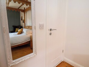3 bedrooms, individually decorated, individually furnished, free WiFi - Bobbies' Retreat, 20 High Street (Bridlington)