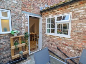 Outdoor dining - Bobbies' Retreat, 20 High Street (Bridlington)