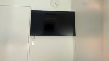 2 bedrooms, iron/ironing board, WiFi