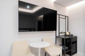 Skrivebord, skrivebord for bærbar PC og wi-fi (inkludert)